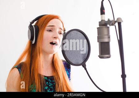 La bella donna esegue professionalmente una canzone Foto Stock