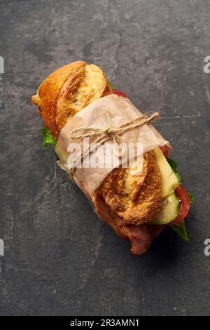 Sandwich baguette con pancetta, formaggio chedder, senape, lattuga e verdure Foto Stock