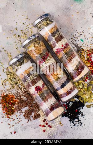 Le spezie profumate di vari tipi per condire le insalate Foto Stock