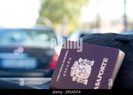 Passaporto della Comunità europea, della Spagna. Con uno sfondo di una mappa, una bandiera di orgoglio, all'interno di un'auto o con occhiali da sole, o un cappello Foto Stock