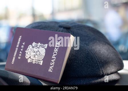 Passaporto della Comunità europea, della Spagna. Con uno sfondo di una mappa, una bandiera di orgoglio, all'interno di un'auto o con occhiali da sole, o un cappello Foto Stock