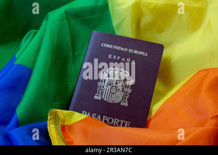 Passaporto della Comunità europea, della Spagna. Con uno sfondo di una mappa, una bandiera di orgoglio, all'interno di un'auto o con occhiali da sole, o un cappello Foto Stock