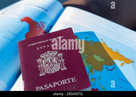 Passaporto della Comunità europea, della Spagna. Con uno sfondo di una mappa, una bandiera di orgoglio, all'interno di un'auto o con occhiali da sole, o un cappello Foto Stock