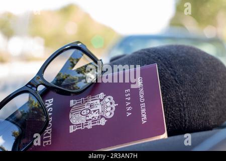 Passaporto della Comunità europea, della Spagna. Con uno sfondo di una mappa, una bandiera di orgoglio, all'interno di un'auto o con occhiali da sole, o un cappello Foto Stock