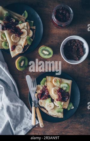 Crepes con cioccolato spalmato, marmellata e frutta Foto Stock