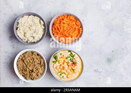 Ciotole di varie salse da immersione su sfondo bianco Foto Stock