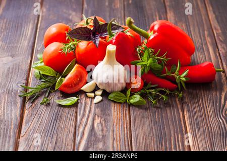 Set di verdure fresche ed erbe per preparare adjika Foto Stock