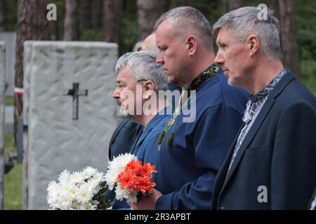 KIEV, UCRAINA - 21 MAGGIO 2023 - il Ministro della Cultura e della Politica dell'informazione dell'Ucraina Oleksandr Tkachenko (L) partecipa alla cerimonia di deposizione dei fiori in Foto Stock