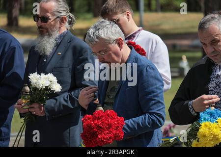 KIEV, UCRAINA - 21 MAGGIO 2023 - il Ministro della Cultura e della Politica dell'informazione dell'Ucraina Oleksandr Tkachenko partecipa alla cerimonia di deposizione dei fiori al Foto Stock