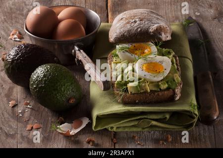 Rotolo di avocado con uova e aneto Foto Stock