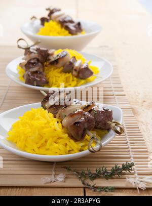 Spiedini di agnello su riso allo zafferano Foto Stock