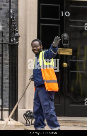 Londra, Regno Unito. 23rd maggio, 2023. Spazzatrice stradale al numero 10 di Downing Street London. Credit: Ian Davidson/Alamy Live News Foto Stock