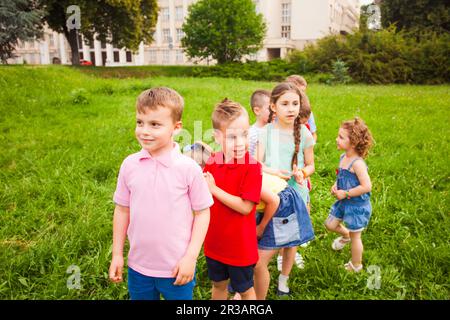 I bambini imparano a seguire il loro turno Foto Stock