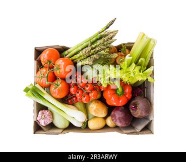 Scatola di verdure estive, isolata su bianco Foto Stock