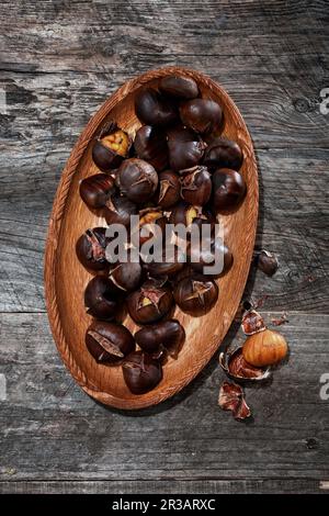 Castagne dolci in ciotola di legno Foto Stock