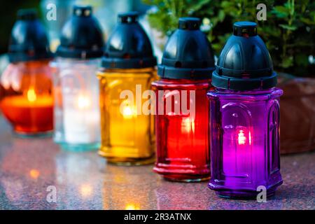 Candele di tomba durante il giorno di tutte le anime Foto Stock