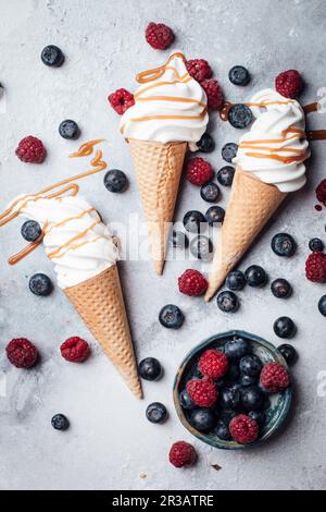 Il gelato morbido con salsa di caramello Foto Stock
