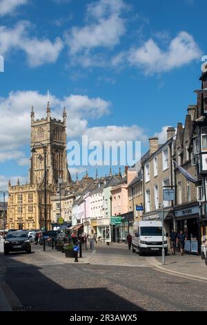 Guardando su High Street verso la Chiesa di Cirencester Foto Stock