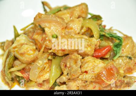 mescolare il cinghiale piccante fritto e la radice del dito con il curry rosso sul piatto Foto Stock