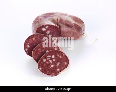 Budino nero in un pezzo e tagliato su uno sfondo bianco Foto Stock
