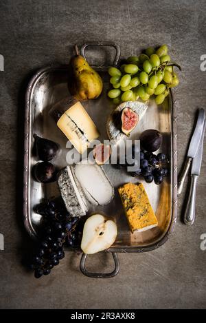 Selezione di formaggi con frutta Foto Stock