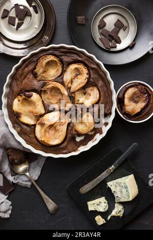 Clafoutis al cioccolato con pere e gorgonzola, gorgonzola, pere di cioccolato Foto Stock