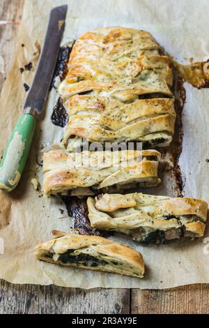 Pizza Stromboli con funghi, spinaci e mozzarella Foto Stock