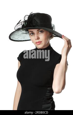 Ritratto di una bella donna in abito nero e cappello isolato su sfondo bianco Foto Stock