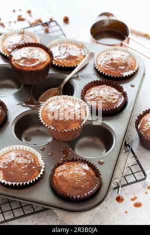 Tortini appiccicosi in una teglia da forno con salsa appiccicosa Foto Stock