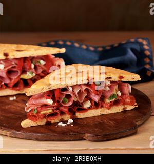 Panino Robusto italiano su un panino erbacinato Foto Stock
