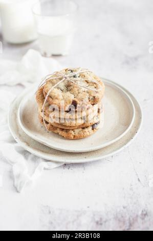 Biscotti al cioccolato con uvetta, serviti con latte Foto Stock