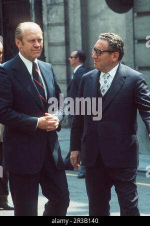 FOTO DI ARCHIVIO: Henry KISSINGER compie 100 anni il 27 maggio 2023, Gerald FORD, USA, Presidente degli Stati Uniti (a sinistra), Presidente degli Stati Uniti, in colloquio con il Segretario di Stato degli Stati Uniti, Henry KISSINGER, formato ritratto, alla conferenza al vertice della NATO a Bruxelles , 10/15/1975. ? Foto Stock