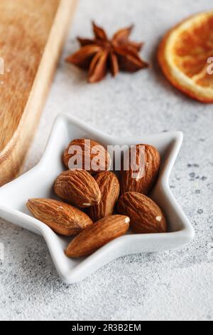 Ingredienti e decorazioni per la cottura di Natale - stollen e torta Foto Stock