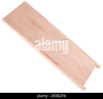 Grattugia ecologica in legno per verdure isolate su sfondo bianco Foto Stock