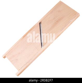 Grattugia ecologica in legno per verdure isolate su sfondo bianco Foto Stock