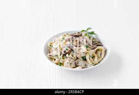 Tagliatelle di pollo e funghi Foto Stock