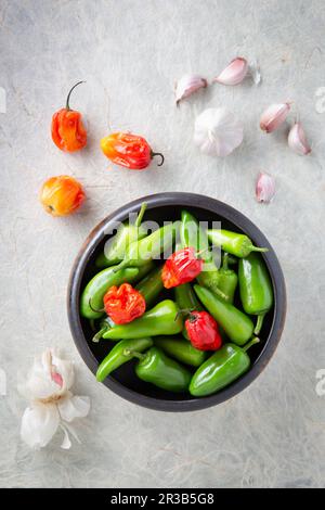 Peperoncini rossi e verdi vari Foto Stock
