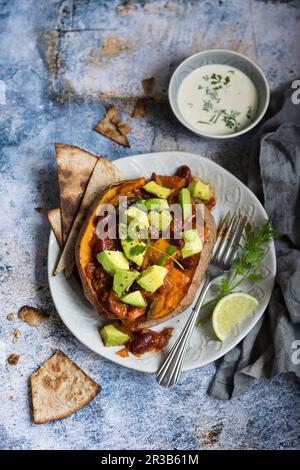 Giacca di patate dolci ripiena di peperoncino vegano Foto Stock