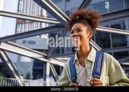 Felice giovane donna con capelli ricci Foto Stock
