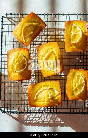 Torte al limone e curcuma Foto Stock
