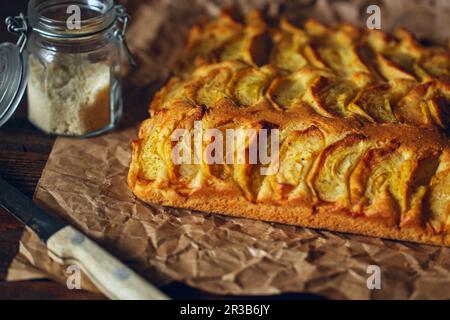 Torta di mele rustica fatta in casa su un vecchio tavolo di legno vintage. Sfondo scuro. Panetteria stagionale. A. Foto Stock