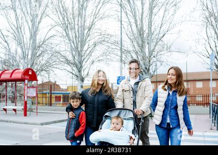 Padre e madre camminano con i bambini sul sentiero Foto Stock