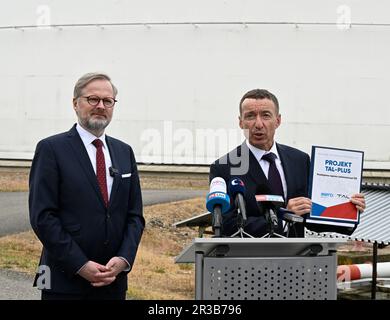 Nelahozeves, Repubblica Ceca. 23rd maggio, 2023. Il primo ministro ceco Petr Fiala, partito, visita la società Mero CR - azienda petrolifera centrale a Nelahozeves, Repubblica Ceca, 23 maggio 2023. Le forniture di petrolio dall'Italia copriranno il fabbisogno della Repubblica Ceca a partire dal 2025, Mero ha accettato di espandere il gasdotto tal. Questo metterà fine alla dipendenza dal petrolio russo, ha detto Fiala. Nella foto, il CEO di Mero CR Jaroslav Pantucek. Credit: Michal Krumphanzl/CTK Photo/Alamy Live News Foto Stock