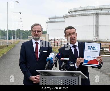 Nelahozeves, Repubblica Ceca. 23rd maggio, 2023. Il primo ministro ceco Petr Fiala, partito, visita la società Mero CR - azienda petrolifera centrale a Nelahozeves, Repubblica Ceca, 23 maggio 2023. Le forniture di petrolio dall'Italia copriranno il fabbisogno della Repubblica Ceca a partire dal 2025, Mero ha accettato di espandere il gasdotto tal. Questo metterà fine alla dipendenza dal petrolio russo, ha detto Fiala. Nella foto, il CEO di Mero CR Jaroslav Pantucek. Credit: Michal Krumphanzl/CTK Photo/Alamy Live News Foto Stock