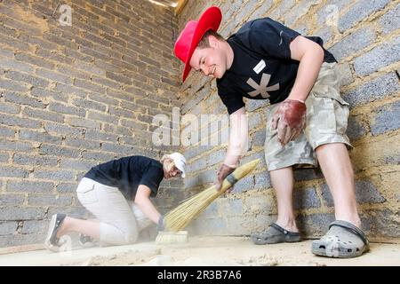 Community Outreach programma che aiuta a costruire una piccola casa a prezzi accessibili in una città locale Foto Stock