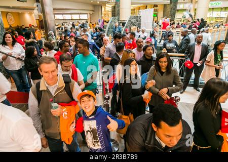 I clienti di un Popeyes scelgono il Fast Food Restaurant Foto Stock