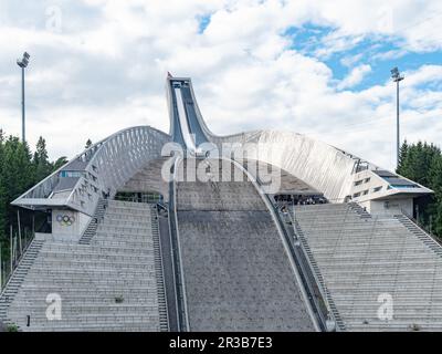 Holmenkollen ski jump a Oslo, Norvegia durante l'estate. Foto Stock