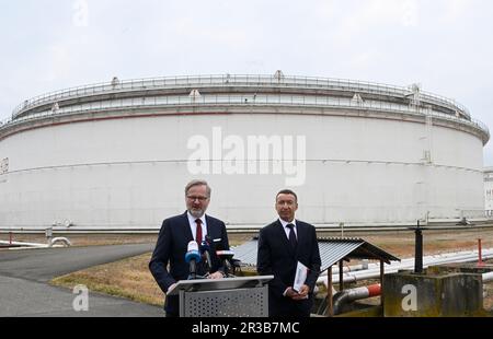 Nelahozeves, Repubblica Ceca. 23rd maggio, 2023. Il primo ministro ceco Petr Fiala, partito, visita la società Mero CR - azienda petrolifera centrale a Nelahozeves, Repubblica Ceca, 23 maggio 2023. Le forniture di petrolio dall'Italia copriranno il fabbisogno della Repubblica Ceca a partire dal 2025, Mero ha accettato di espandere il gasdotto tal. Questo metterà fine alla dipendenza dal petrolio russo, ha detto Fiala. Nella foto, il CEO di Mero CR Jaroslav Pantucek. Credit: Michal Krumphanzl/CTK Photo/Alamy Live News Foto Stock