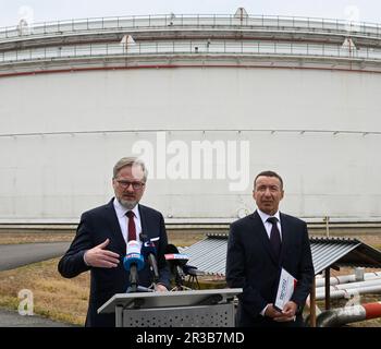 Nelahozeves, Repubblica Ceca. 23rd maggio, 2023. Il primo ministro ceco Petr Fiala, partito, visita la società Mero CR - azienda petrolifera centrale a Nelahozeves, Repubblica Ceca, 23 maggio 2023. Le forniture di petrolio dall'Italia copriranno il fabbisogno della Repubblica Ceca a partire dal 2025, Mero ha accettato di espandere il gasdotto tal. Questo metterà fine alla dipendenza dal petrolio russo, ha detto Fiala. Nella foto, il CEO di Mero CR Jaroslav Pantucek. Credit: Michal Krumphanzl/CTK Photo/Alamy Live News Foto Stock