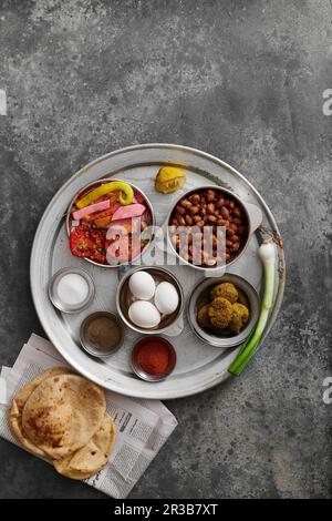 La colazione tradizionale egiziana varia, fallo e falafel con pomodori sottaceto Foto Stock